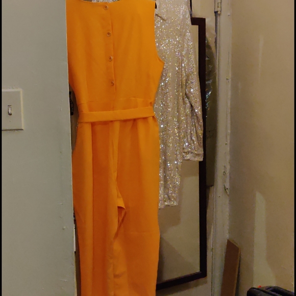Button back jumpsuit - Picture 2 of 4